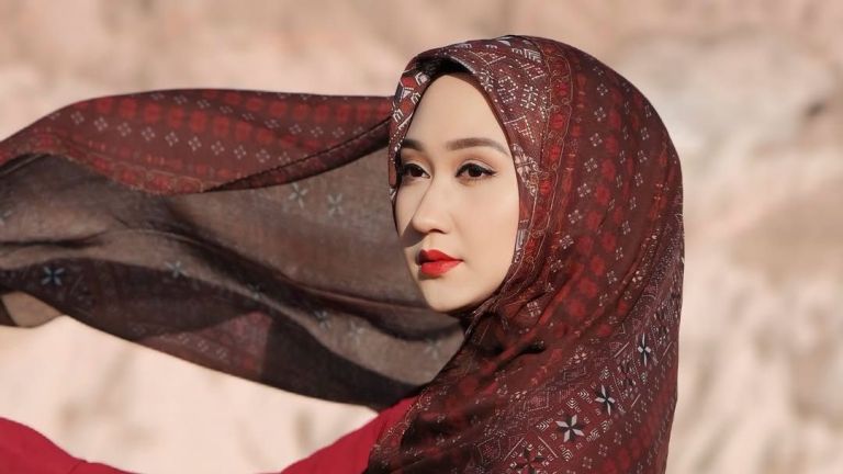 Berkenalan dengan Desainer Kondang Dian Pelangi, Karyanya Laris Manis hingga Pasar Global
