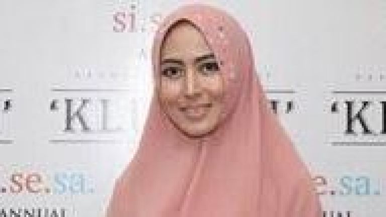 Berkenalan dengan Senaz Nasansia, Perempuan Hebat di Balik Kesuksesan Brand Modest Fashion Si.Se.Sa