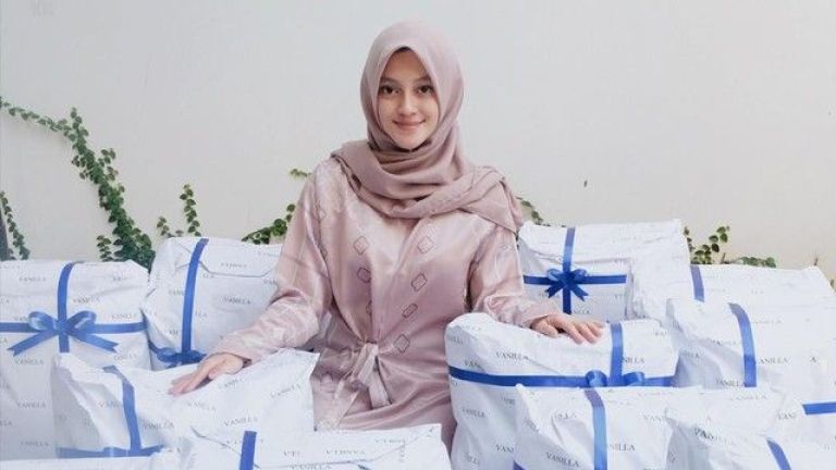 Atina Maulia dan Kisah Perjalanannya Rintis Brand Vanilla Hijab Sejak Usia 19 Tahun, Inspiratif!