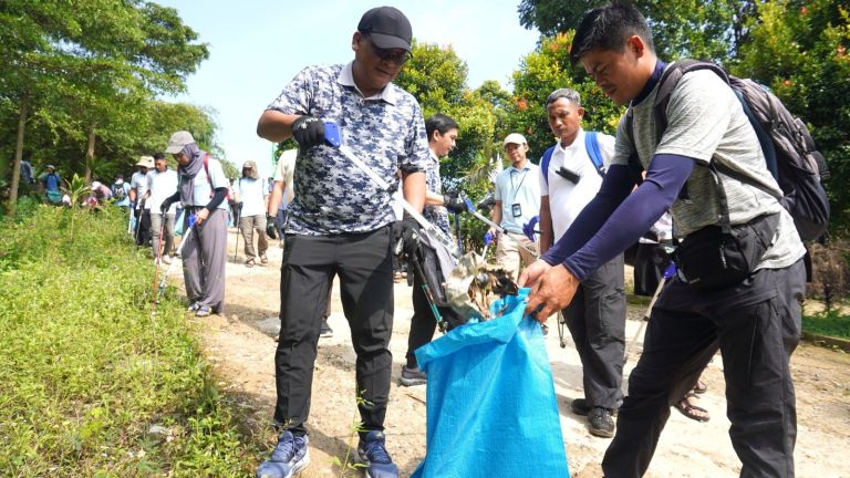 Hari Lingkungan Hidup Sedunia 2025: PLN Bersama Masyarakat Karang Tengah Bersihkan 1,2 Ton Sampah Lewat Aksi Zero Waste Warriors