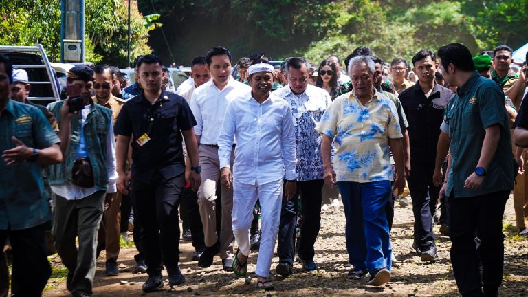 Kedekatan KDM dan Tomy Winata dalam Peresmian Masjid Baitul Hikmah
