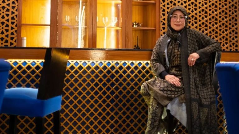 Mengulik Sosok Jeny Tjahyawati, Desainer Senior Indonesia yang Bersinar di Panggung Dunia