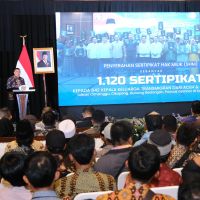 Pemerintah Serahkan 1.120 Sertipikat Tanah untuk Transmigran di Sukabumi