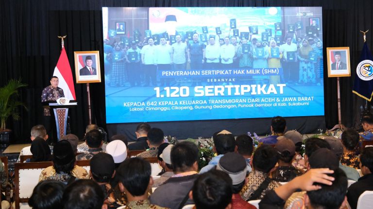 Pemerintah Serahkan 1.120 Sertipikat Tanah untuk Transmigran di Sukabumi