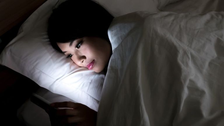 Wajib Tahu! Ini 7 Alasan Mengapa Menghindari Ponsel Sebelum Tidur Bisa Meningkatkan Kesehatan
