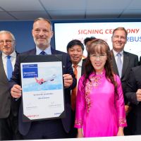 Vietjet Teken Kontrak Pemesanan Airbus dan Rolls-Royce di Lé Bourget Paris Airshow 2025