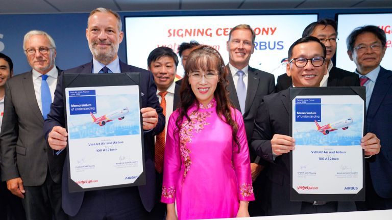 Vietjet Teken Kontrak Pemesanan Airbus dan Rolls-Royce di Lé Bourget Paris Airshow 2025