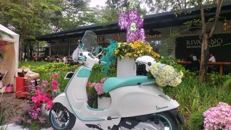Vespa Flower Day: Tunjukkan Sisi Lain Vespa, Lebih dari Skuter Legend