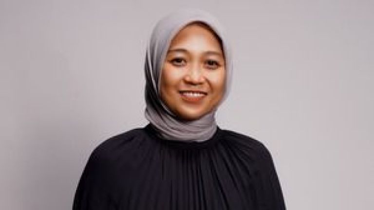 Berkenalan dengan Dia Demona dan Kisah Suksesnya Rintis Brand Modest Wear Aleza