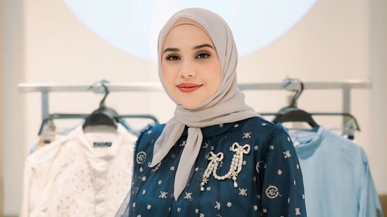 Mengenal Khanaan Shamlan, Desainer Modest Wear yang Angkat Batik Indonesia hingga Mendunia