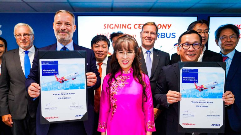 Vietjet Teken Kontrak Pemesanan Airbus dan Rolls-Royce di Lé Bourget Paris Airshow 2025