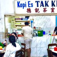 Dari Makanan Gerobakan Menjadi Kedai Kopi Legendaris: Perjalanan Panjang Keluarga Liong Kwie Tjong Meramu Kopi Es Tak Kie