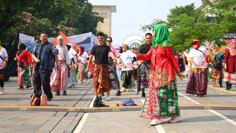 IndonesiaTIC Kembali Gelar BERKAIN 2025: Rayakan Budaya Nusantara dengan Kain dan Permainan Tradisional
