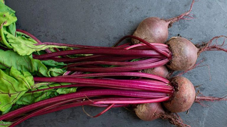 5 Cara Mudah Memanfaatkan Buah Bit untuk Kulit Glowing Alami