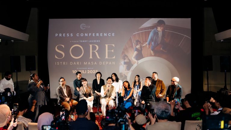 Sore: Istri dari Masa Depan, Film Terbaru Yandy Laurens yang Tampilkan Chemistry Apik Dion Wiyoko-Sheila Dara