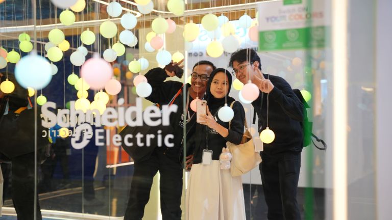 Schneider Electric Hadirkan Kolaborasi Inklusif dan Inovasi Kelistrikan di IndoBuildTech 2025