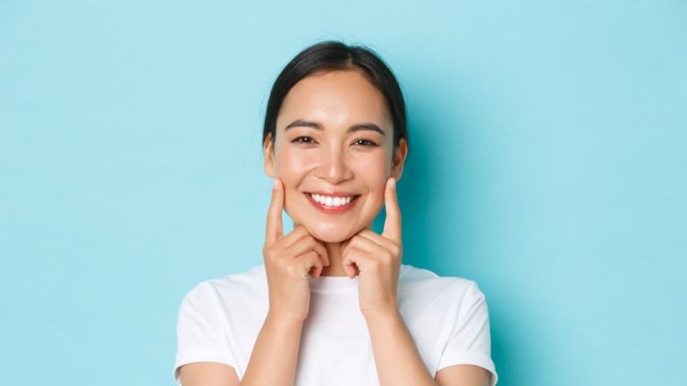5 Senam Wajah Sederhana untuk Menunda Tanda Penuaan