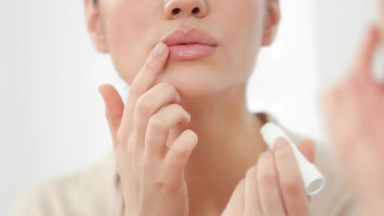4 Langkah Rahasia untuk Bibir Plump Natural ala Korea, No Filler Needed!