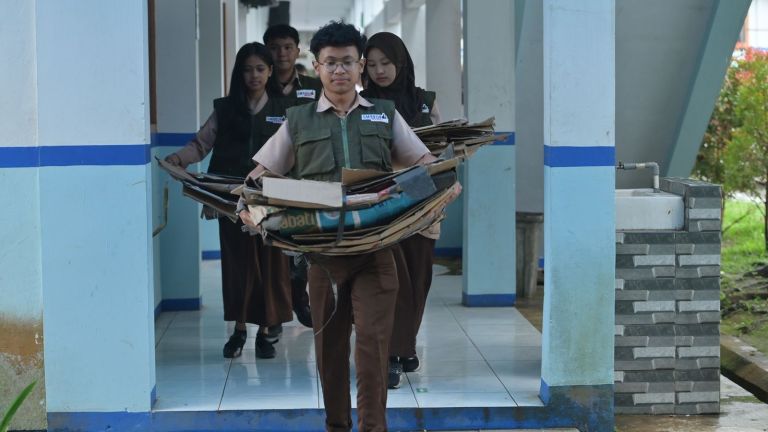 Sistem Pengelolaan Sampah RVM Hadir di SMAN 2 Sukabumi