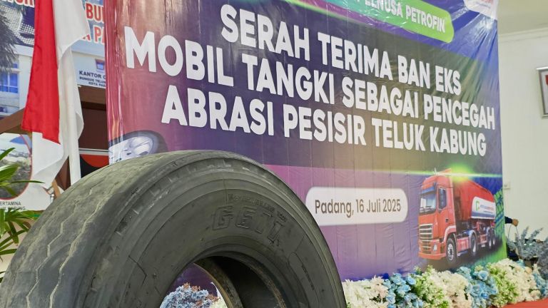 Inisiatif Zero Waste, Elnusa Hibahkan Ratusan Ban Eks Mobil Tangki untuk Cegah Abrasi di Pantai Padang