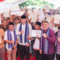 Wamen Ossy Serahkan Sertipikat Tanah di Lombok Barat, Bukti Negara Hadir Lindungi Hak Rakyat