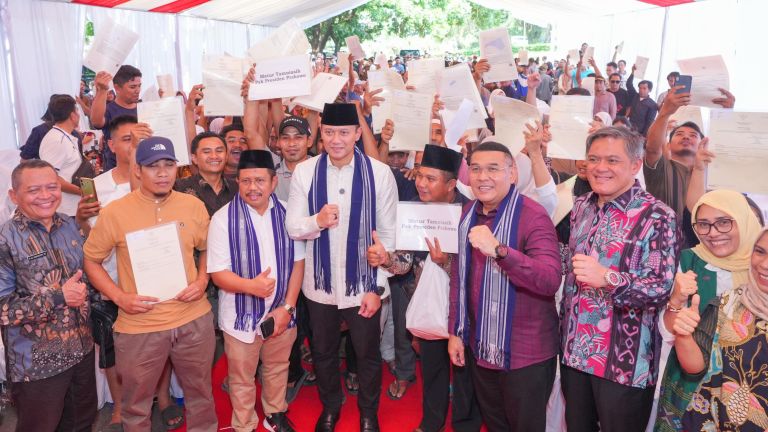 Wamen Ossy Serahkan Sertipikat Tanah di Lombok Barat, Bukti Negara Hadir Lindungi Hak Rakyat