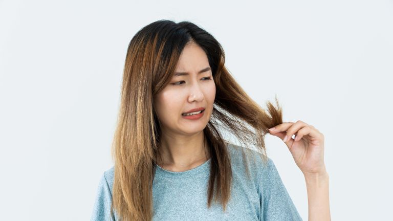 5 Langkah Efektif Mengaplikasikan Serum untuk Rambut Kering