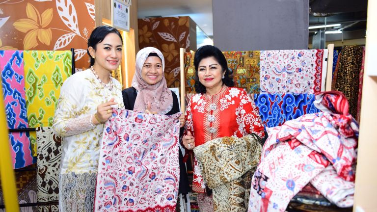 UMK Binaan Pelindo Raup Ratusan Juga di Gelar Batik Nusantara 2025