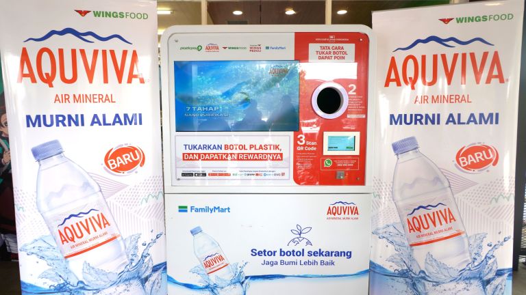 AQUVIVA Gandeng Plasticpay Hadirkan Mesin Penukar Botol Plastik di FamilyMart Cilandak KKO