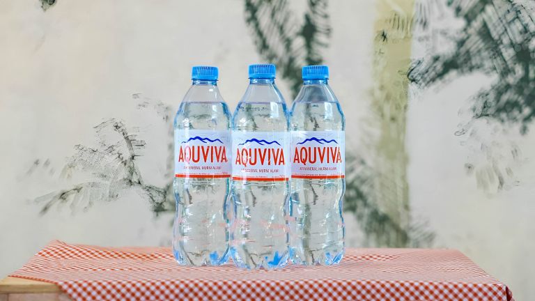AQUVIVA Gandeng Plasticpay Hadirkan Mesin Penukar Botol Plastik di FamilyMart Cilandak KKO