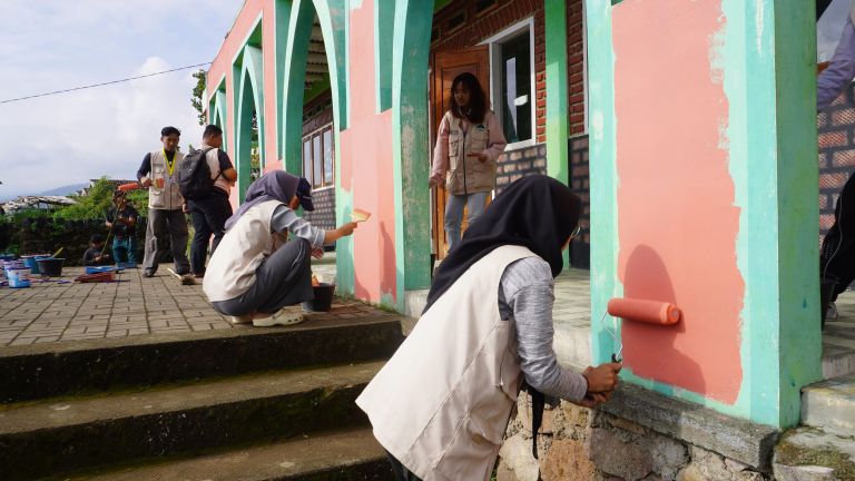 Dukung Program KKN-PPM UGM, Pacific Paint Warnai Ruang Publik dengan 4.000 Liter Cat