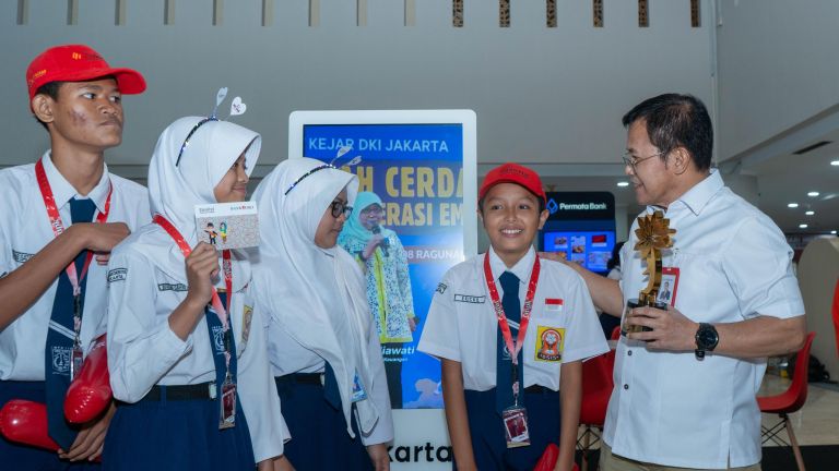 Bukukan Portofolio Tabungan Pelajar Rp 1,7 T, Bank Jakarta Sabet Penghargaan Bank Implementasi KEJAR Terbaik