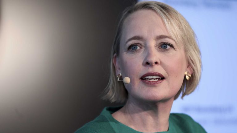 Perjalanan Karier dan Rahasia Julie Sweet Jadi CEO Accenture