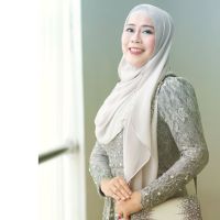 Mengenal Dewi Yull: Perjalanan Karier Sang Legenda dan Kehidupan sebagai Ibu Teladan