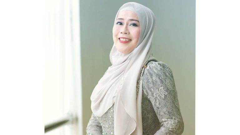 Mengenal Dewi Yull: Perjalanan Karier Sang Legenda dan Kehidupan sebagai Ibu Teladan