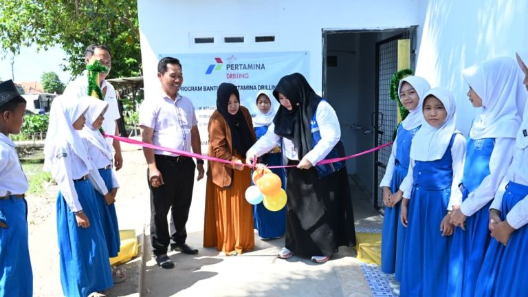 Pertamina Drilling Serahkan Bantuan Pendidikan di Madrasah Ibtidaiyah Miftahul Ulum Indramayu