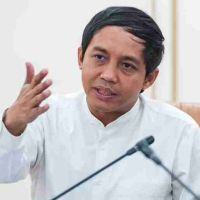 Menguak Fakta di Balik Foto Raja Juli Antoni Bermain Domino Bersama Tersangka Pembalak Liar