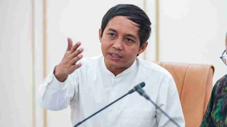 Menguak Fakta di Balik Foto Raja Juli Antoni Bermain Domino Bersama Tersangka Pembalak Liar