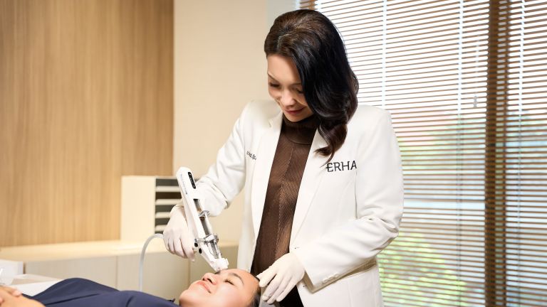Dermatolog ERHA Kenalkan Era Baru Perawatan Kulit dengan Less Pain, Less Marks, and Faster Downtime