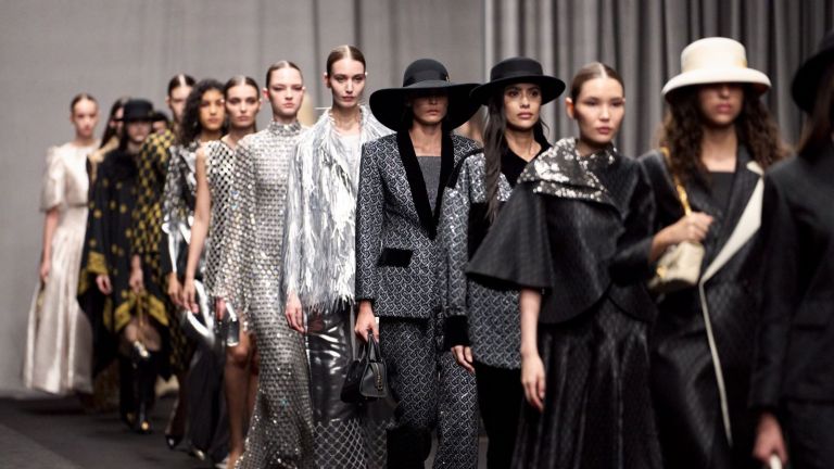 Buttonscarves Hadirkan Sentuhan Visioner di Dubai Fashion Week