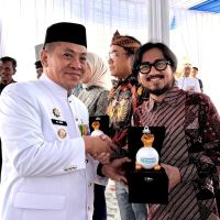 Aktif Membangun Berkelanjutan, PERURI Terima Penghargaan TJSLP dari Pemkab Karawang