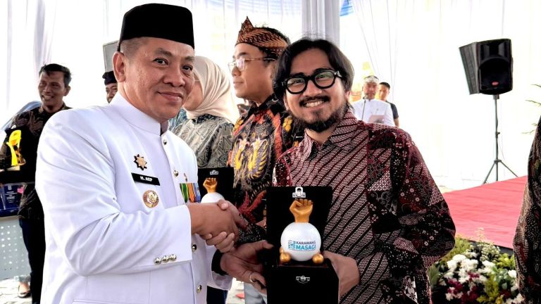 Aktif Membangun Berkelanjutan, PERURI Terima Penghargaan TJSLP dari Pemkab Karawang