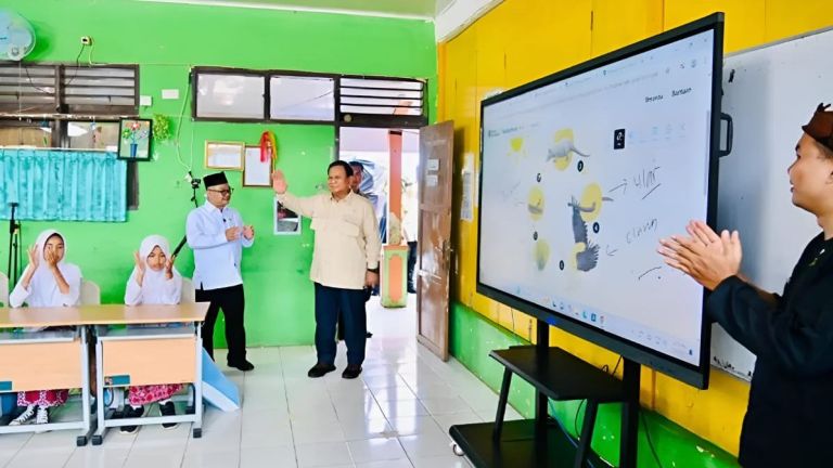 Serba-Serbi Program Digitalisasi Pendidikan: Prabowo Targetkan 330 Ribu Smart TV untuk Sekolah