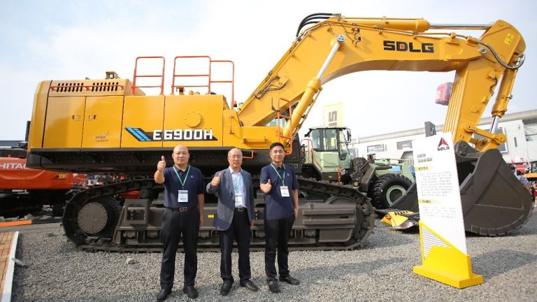 Lebih Ramah Lingkungan, SDLG Luncurkan Excavator dan Wheel Loader Generasi Terbaru di Mining Indonesia 2025
