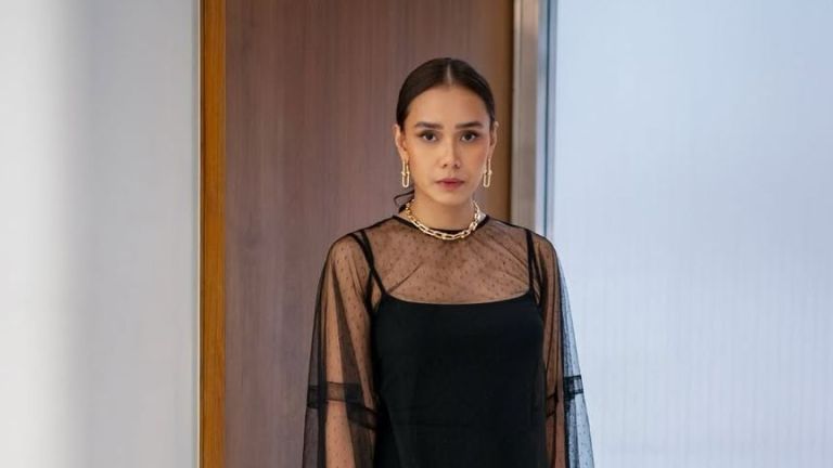 Mengenal Adinia Wirasti & Perjalanan Kariernya dari Layar Lebar ke Panggung Teater