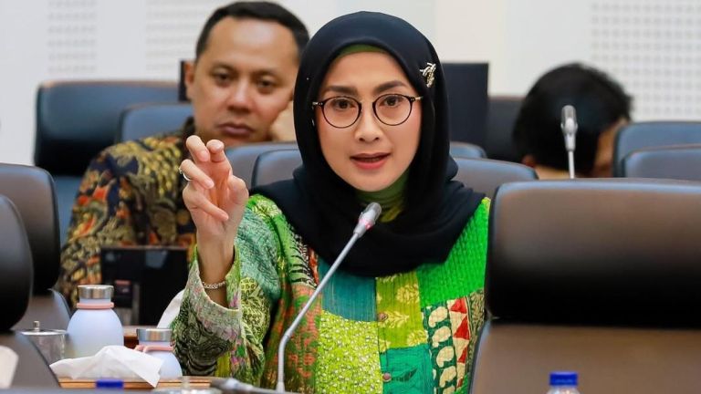 Mengenal Sosok dan Tangga Karier Desy Ratnasari di Dunia Hiburan dan Politik