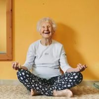 Inilah 5 Kebiasaan Sehat Charlotte Chopin, Guru Yoga Berusia 102 Tahun yang Menginspirasi Dunia