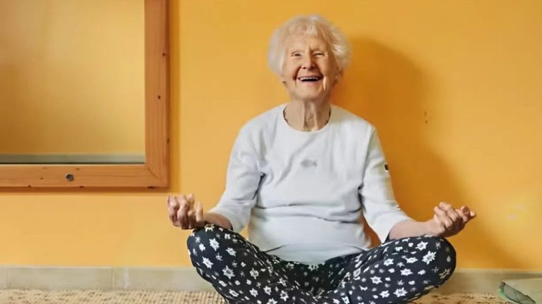 Inilah 5 Kebiasaan Sehat Charlotte Chopin, Guru Yoga Berusia 102 Tahun yang Menginspirasi Dunia