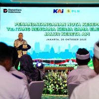 Kolaborasi PLN dan KAI, Siap Mulai Elektrifikasi Jalur Kereta Indonesia