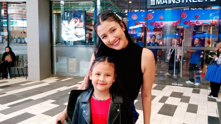 Sharena Delon Bagikan Tips Mengenalkan Makeup pada Anak